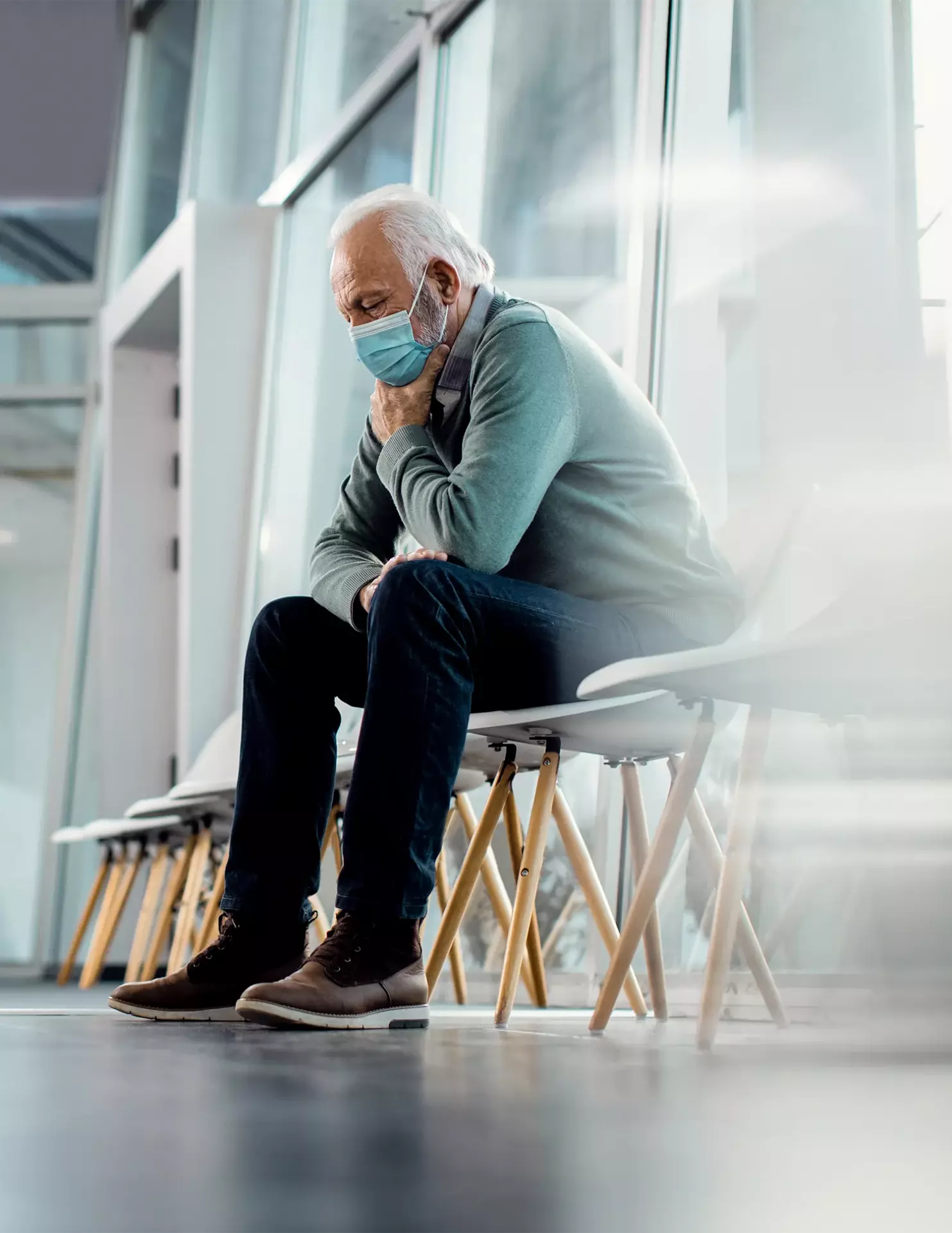 Betroffener_Patient_wartet_nachdenklich